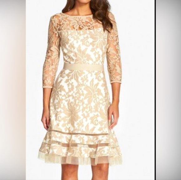 Gorgeous Tadashi Shoji fit and flare white and tan lacy dress Sz 23/4 Sleeve